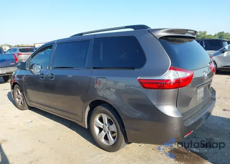 2017 Toyota Sienna Le 8 Passenger z USA, uszkodzony, nr VIN 5TDKZ3DC6HS808088